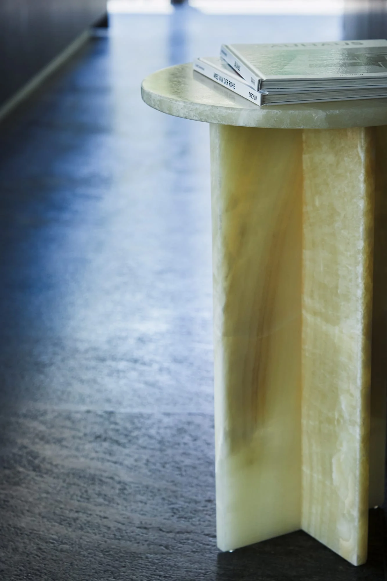 mediator_table_white_onyx_01