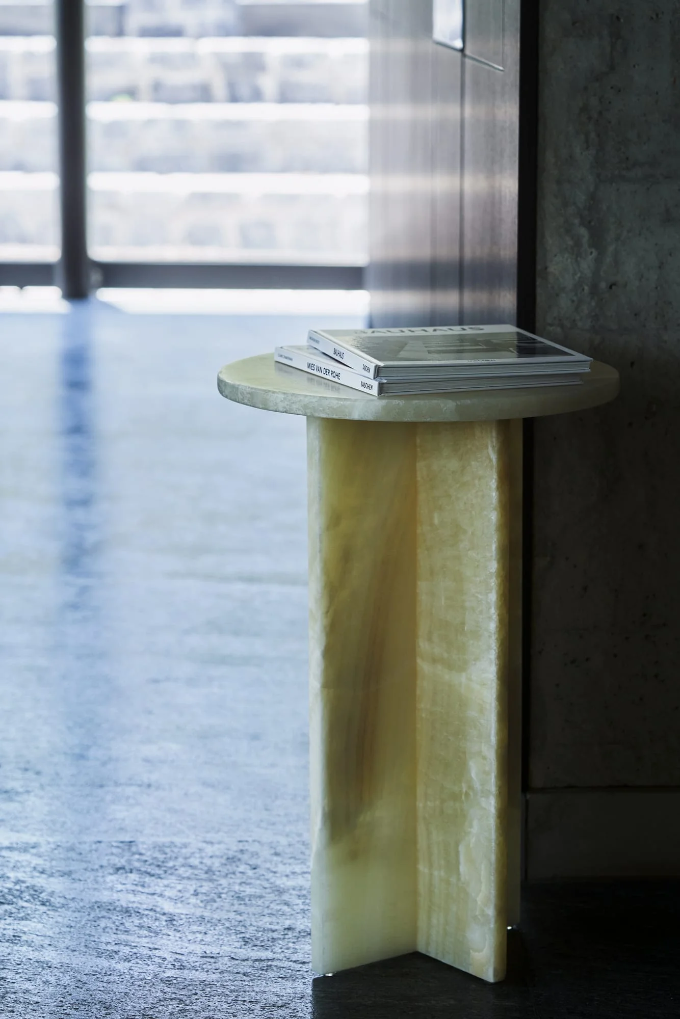 mediator_table_white_onyx_02