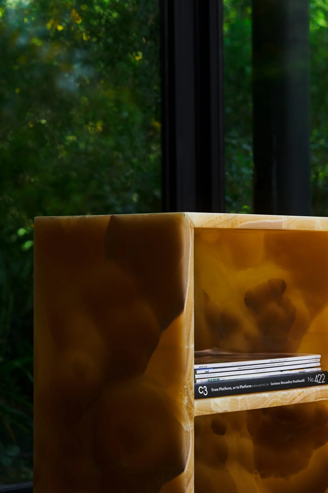 sideliner_table_honey_onyx_01